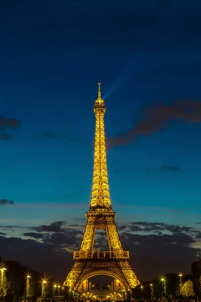 Eiffeltornet vid solnedgången i Paris — Stockfoto