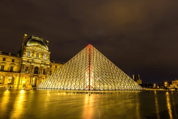 The Louvre at night in Paris — Stock Photo, Image