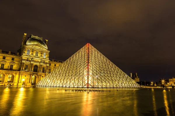 El Louvre de noche en París —  Fotos de Stock