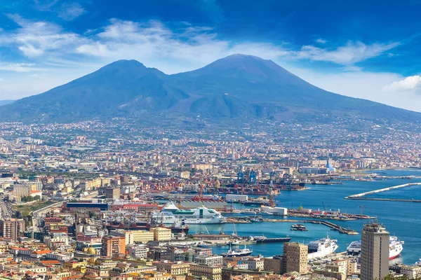 Napoli e Monte Vesúvio na Itália — Fotografia de Stock