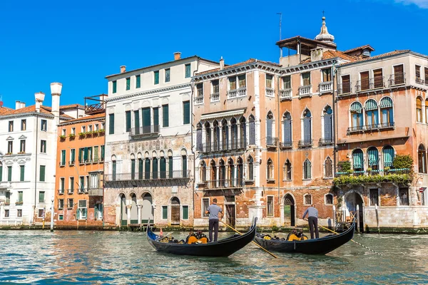 Gondol Venedik Canal Grande üzerinde