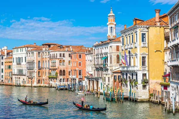 Gondol Venedik Canal Grande üzerinde