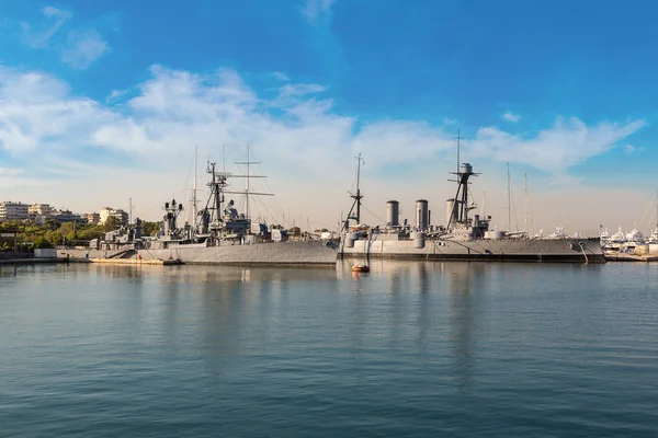 Krigsfartyg i en hamn Piraeus i Aten — Stockfoto