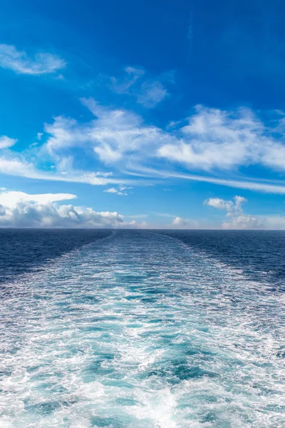 Trace de bateau dans la mer — Photo