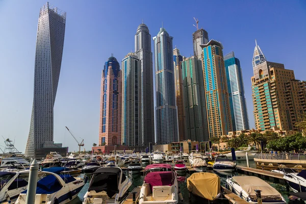 Современные здания в гавани Дубая — стоковое фото