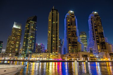 Gece Dubai Marina 'sı