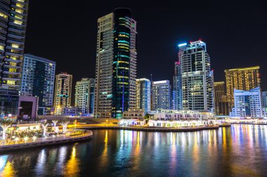 Gece Dubai Marina 'sı