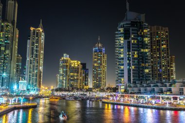 Gece Dubai Marina 'sı