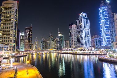 Gece Dubai Marina 'sı