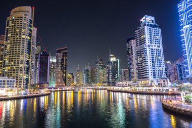 Gece Dubai Marina 'sı 