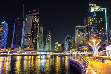 Gece Dubai Marina 'sı