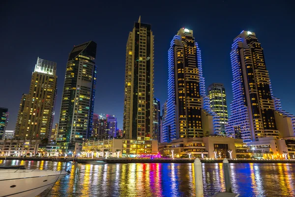 Gece Dubai Marina 'sı