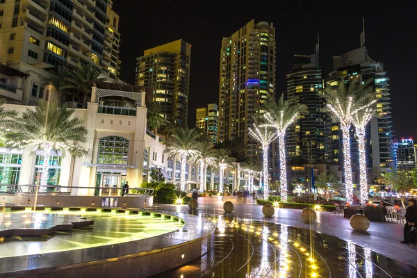 Gece Dubai Marina 'sı
