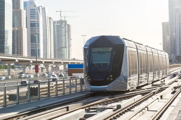 在迪拜，阿拉伯联合酋长国的新现代有轨电车 — 图库照片
