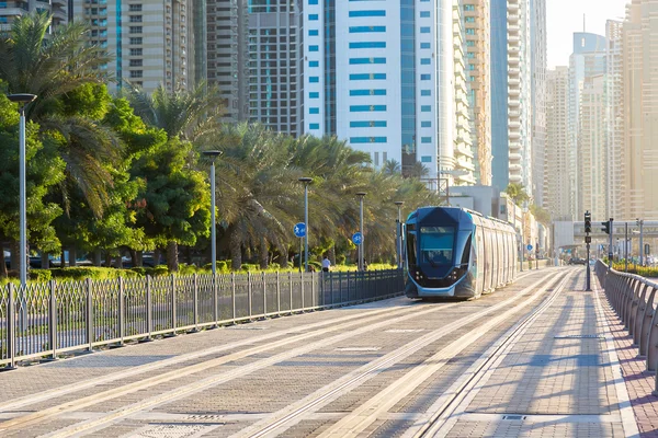 Nuovo tram moderno a Dubai, Emirati Arabi Uniti — Foto Stock