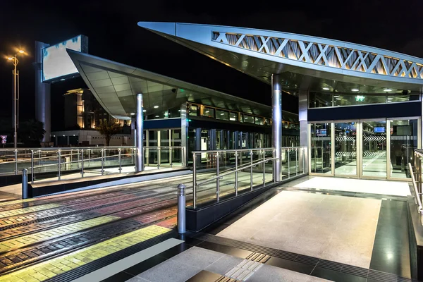 Nuova stazione moderna del tram a Dubai — Foto Stock