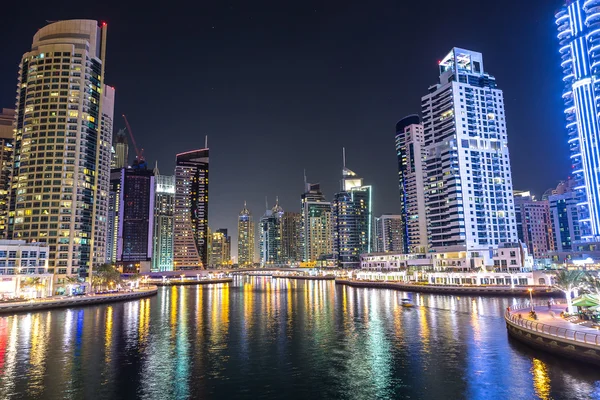 Dubai Marina à noite — Fotografia de Stock