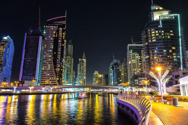 Gece Dubai Marina 'sı