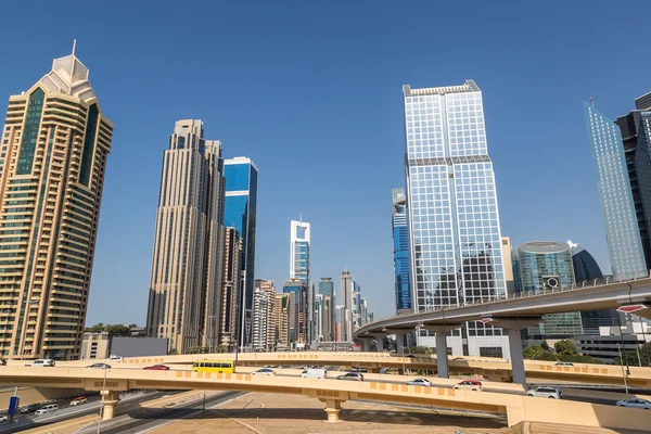 Wolkenkratzer in Dubai bei Tag — Stockfoto