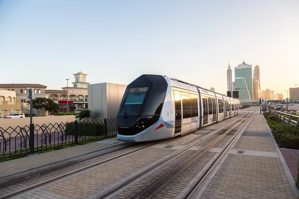 Novo bonde moderno em Dubai, Emirados Árabes Unidos — Fotografia de Stock