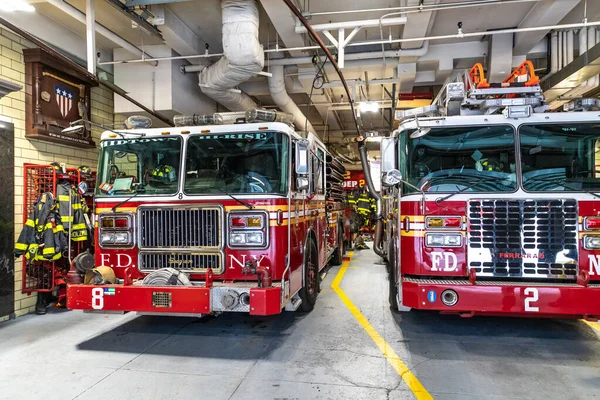纽约州纽约市 2020年3月15日 消防车停放在美国纽约市曼哈顿的消防局 — 图库照片