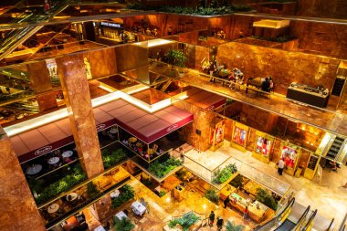 NEW YORK CITY, ABD - 29 Mart 2020: New York City, ABD 'deki Trump Tower binasının içi