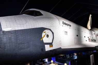 NEW YORK CITY, ABD - 29 Mart 2020: New York Şehri Uzay Mekiği Atılgan, New York City, New York, ABD 'deki Hava ve Uzay Müzesi Kompleksi.