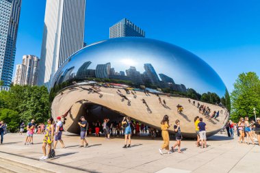 Chicago, ABD - 29 Mart 2020: Şikago, ABD 'de güneşli bir günde Milenyum Parkı' nda Bulut Kapısı heykeli