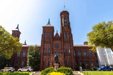 WASHINGTON DC, ABD - 29 Mart 2020: Güneşli bir günde Washington DC 'deki Smithsonian Şatosu, ABD