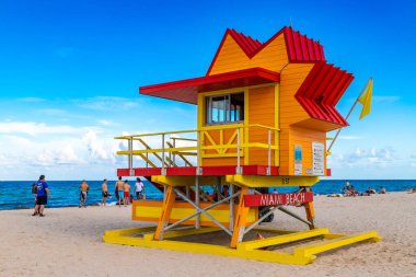 MIAMI BEACH, ABD - 29 Mart 2020: Güneşli bir günde Güney Sahili, Miami Sahili 'nde Cankurtaran Kulesi