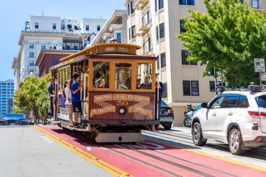 SAN FRANCISCO, ABD - 29 Mart 2020: San Francisco, Kaliforniya, ABD 'deki Cable Car tramvayı