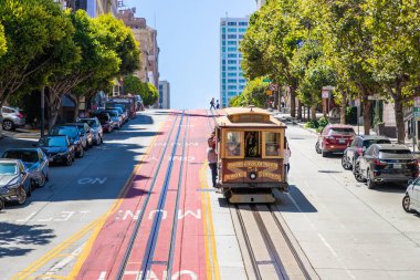 SAN FRANCISCO, ABD - 29 Mart 2020: San Francisco, Kaliforniya, ABD 'deki Cable Car tramvayı