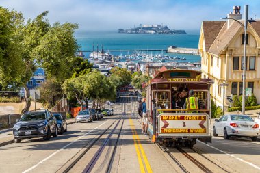 SAN FRANCISCO, ABD - 29 Mart 2020: The Cable car tramvay ve Alcatraz hapishane adası San Francisco, Kaliforniya, ABD