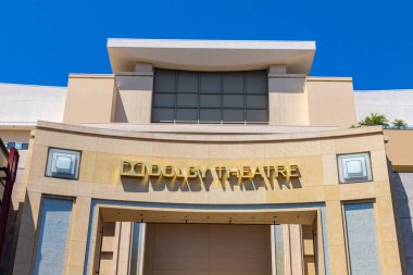 LOS ANGELES, HOLYWOOD, ABD - 29 Mart 2020: Dolby Tiyatrosu Hollywood Bulvarı, Los Angeles, Kaliforniya, ABD