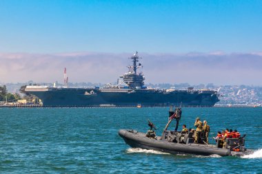 SAN DIEGO, ABD - 29 Mart 2020: San Diego, Kaliforniya, ABD 'deki modern nükleer uçak gemisine karşı donanma koruma botu devriyesi
