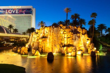 LAS VEGAS, ABD - 29 Mart 2020: Las Vegas 'taki Mirage Otel ve Kumarhanesi' ndeki yapay volkan
