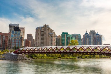 CALGARY, CANADA - 2 Nisan 2020: Güneşli bir günde Kanada 'nın Calgary şehrinde Bow Nehri üzerindeki Barış Köprüsü