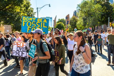 TORONTO, CANADA - 27 Eylül 2019: İklim için Küresel Grev ve Toronto, Ontario, Kanada 'da İklim Adaleti Yürüyüşü