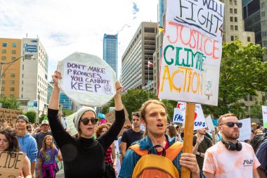 TORONTO, CANADA - 27 Eylül 2019: İklim için Küresel Grev ve Toronto, Ontario, Kanada 'da İklim Adaleti Yürüyüşü