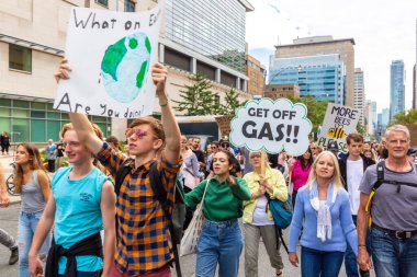 TORONTO, CANADA - 27 Eylül 2019: İklim için Küresel Grev ve Toronto, Ontario, Kanada 'da İklim Adaleti Yürüyüşü