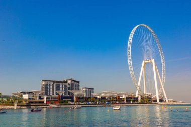 DUBAI, BAE - 5 Nisan 2020: Bluewaters Adası, Dubai Marina 'da dönme dolap Dubai gözü güneşli bir günde, Dubai, Birleşik Arap Emirlikleri
