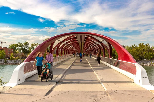 Kalharsko Kanada Dubna 2020 Rodina Peace Bridge Přes Řeku Bow — Stock fotografie