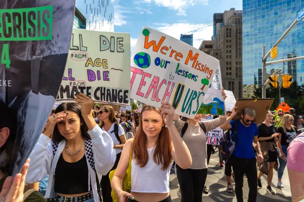 TORONTO, CANADA - 27 Eylül 2019: İklim için Küresel Grev ve Toronto, Ontario, Kanada 'da İklim Adaleti Yürüyüşü