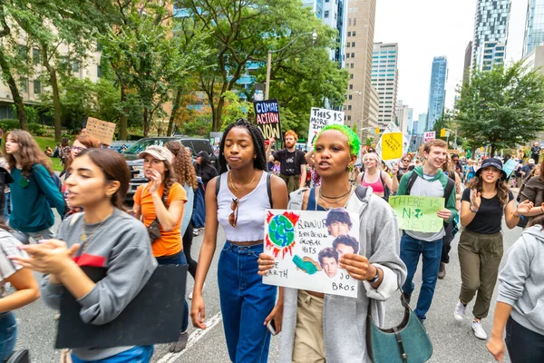 TORONTO, CANADA - 27 Eylül 2019: İklim için Küresel Grev ve Toronto, Ontario, Kanada 'da İklim Adaleti Yürüyüşü