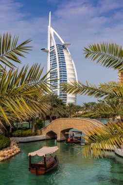DUBAI, BİRLİK ARAB EMIRATES - 31 HAZİRAN 2020: Güneşli bir Dubai gününde Madinat Jumeirah lüks otelinden Burj Al-Arap oteline bakın