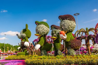 DUBAI, BİRLİK ARAB EMIRATES - 29 Mart 2020: Güneşli bir günde Dubai Mucize Bahçesi, Birleşik Arap Emirlikleri