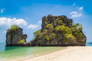 Tayland, Krabi 'deki Koh Hong adasında tropik bir sahil.