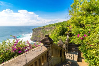 Pura Luhur Uluwatu Tapınağı Bali 'de güneşli bir günde, Endonezya