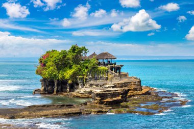 Güneşli bir günde Endonezya, Bali 'deki Tanah Lot tapınağının panoramik manzarası