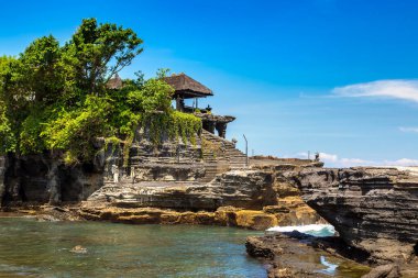 Endonezya, Bali 'deki Tanah Lot tapınağı güneşli bir günde